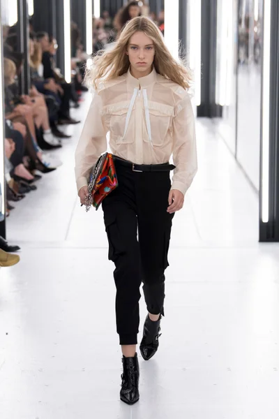 Look 18
